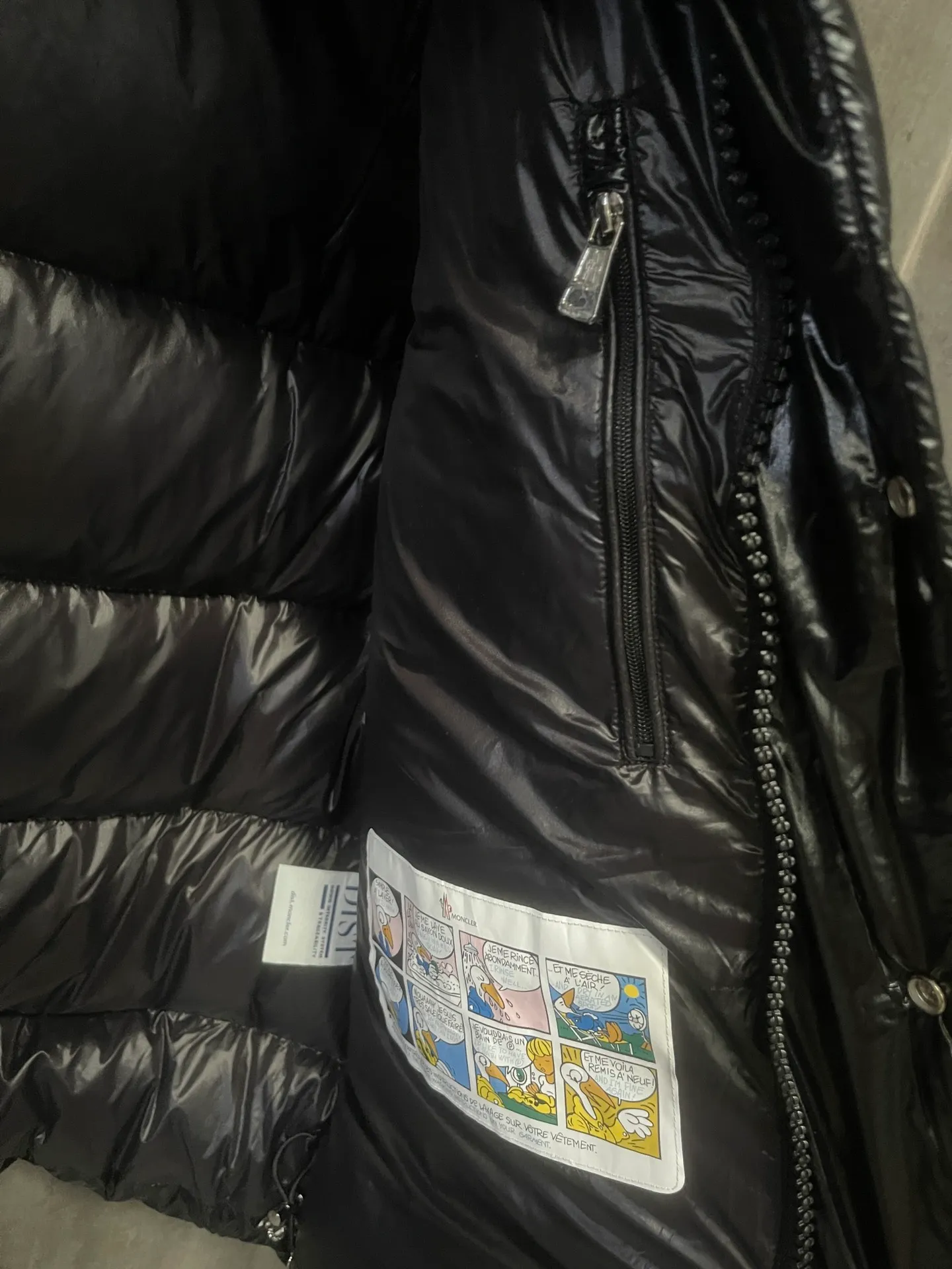 P390 Moncler/ 2026 70 、 。 DNA ， ， 。 Classic ， 、 。 Classic 70 。 Quality， 90 ，Premium Quality ， ，Black ！ Sizes M-3XL